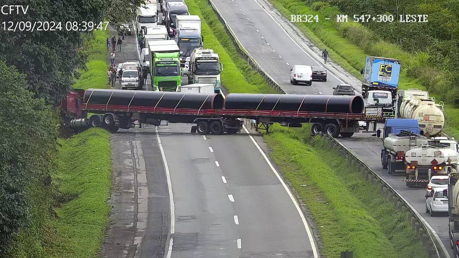 Principal rodovia da BA é liberada quase três horas após motorista perder controle e carreta ficar atravessada na pista