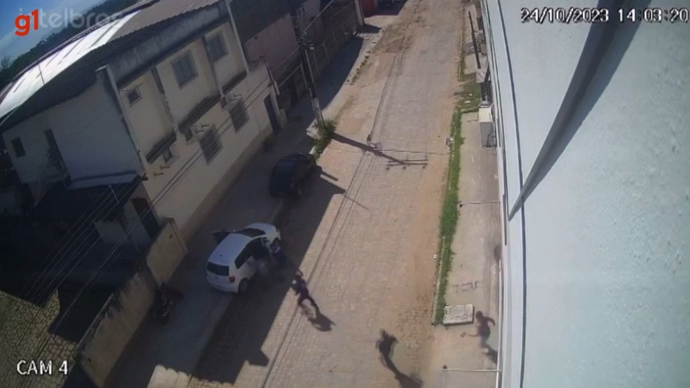 Momento que funcionários de metalúrgica cercam carro onde estava assaltante em Vila Velha, ES — Foto: Reprodução/TV Gazeta