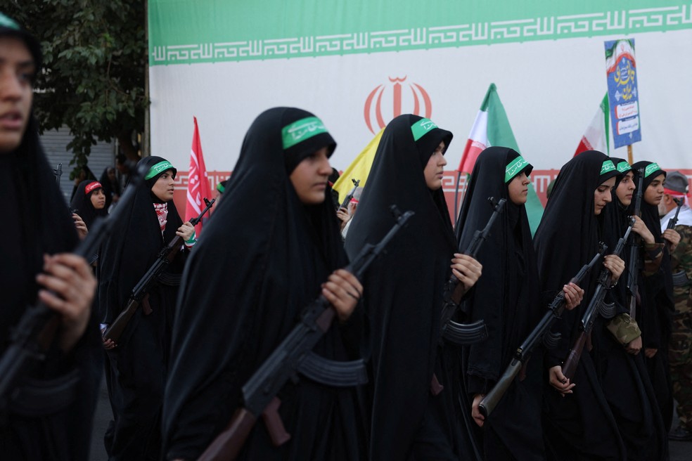 Mulheres membras da milícia iraniana Basij segurando fuzis AK-47 participam de desfile militar em Teerã, no Irã, em 18 de setembro de 2026. — Foto: Majid Asgaripour/Wana via REUTERS