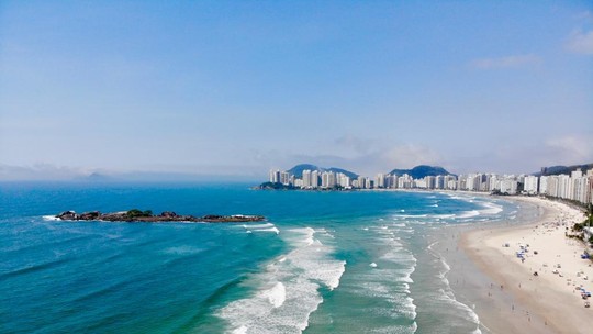 Turista desaparece no mar após tentar nadar até ilha no litoral de SP
