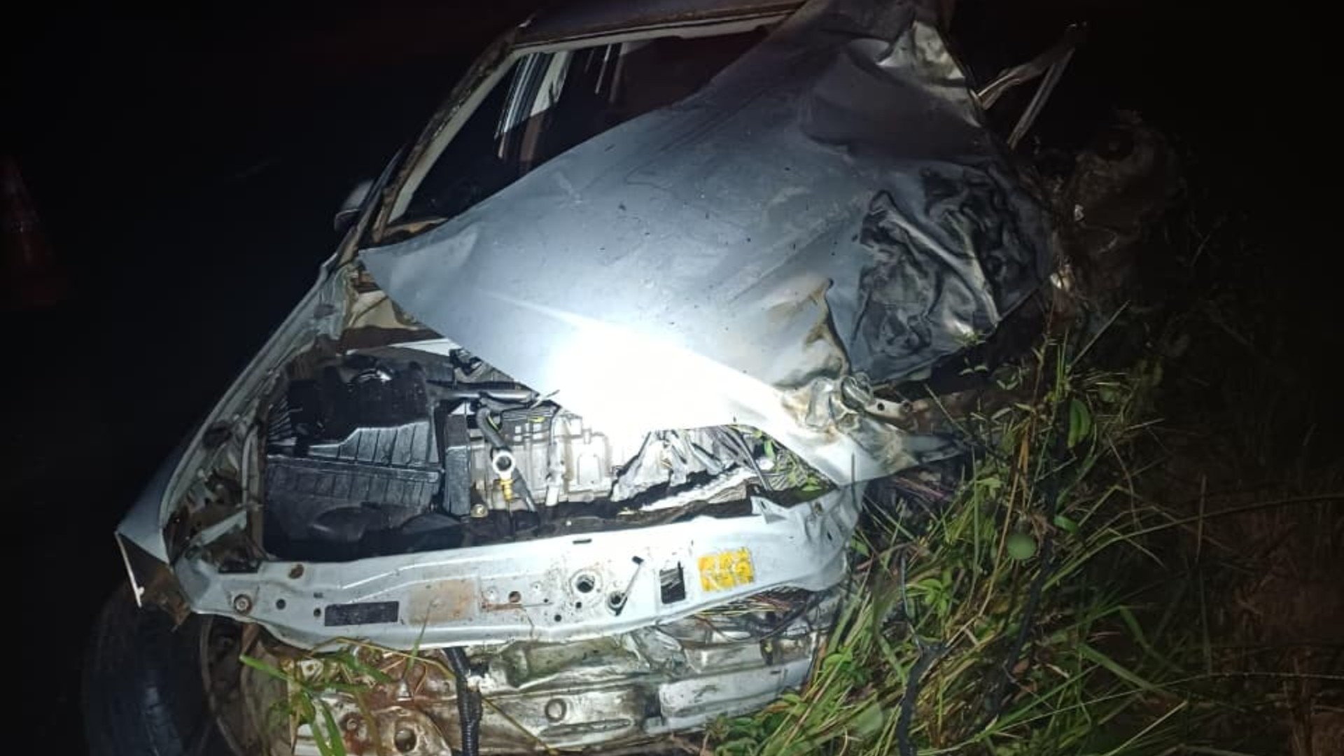 Motorista morre e passageira fica ferida após carro bater de frente com caminhão em ultrapassagem na BR-365