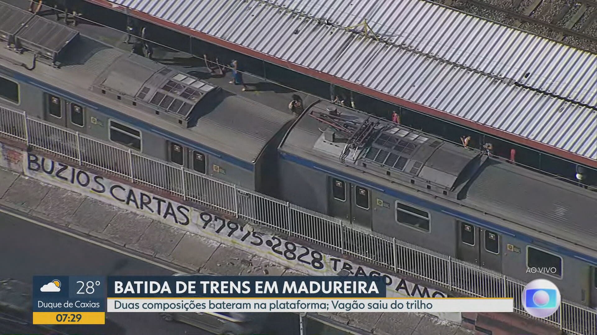 Composições batem e vagão sai do trilho na estação de trem em Madureira
