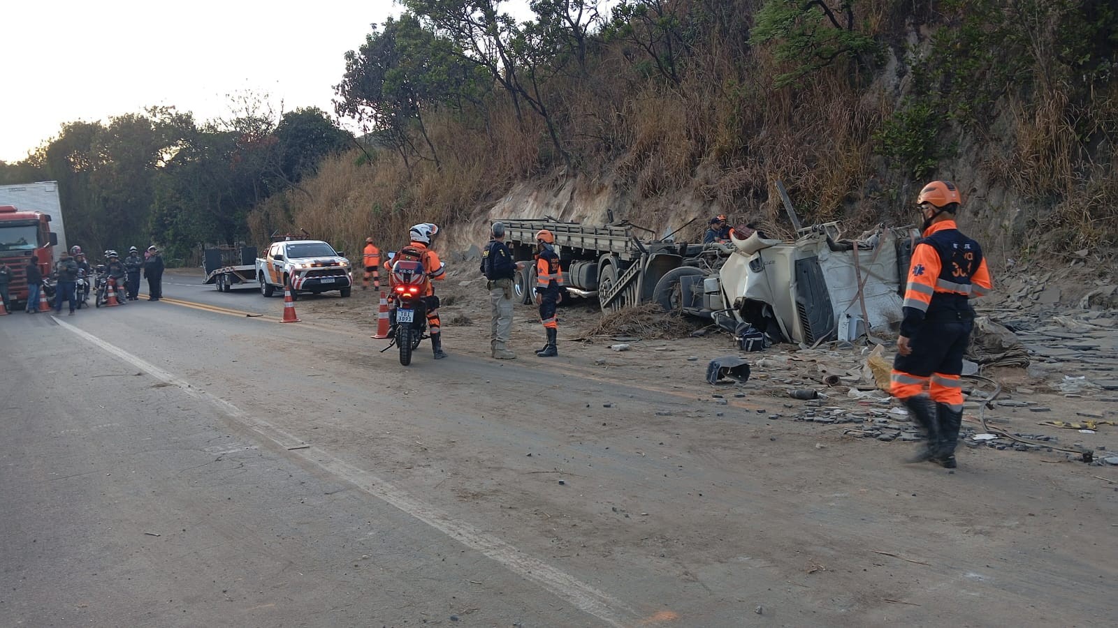 Caminhão tomba na BR-381 e interdita rodovia em Santa Luzia, na Grande BH