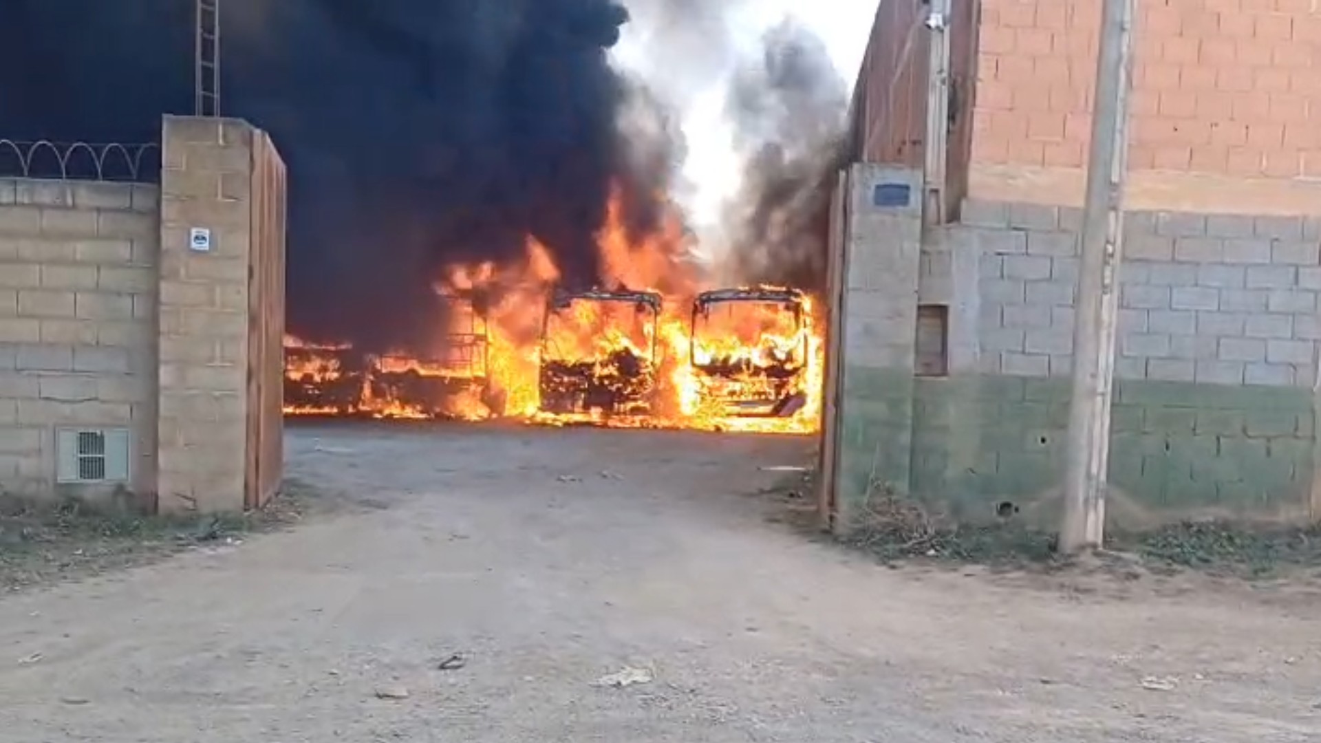 Incêndio atinge garagem de empresa de ônibus escolares em Araçariguama; 12 veículos foram destruídos