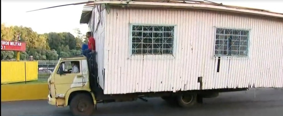 Casa é flagrada sendo transportada por caminhão em SC — Foto: Reprodução NSC TV/Divulgação