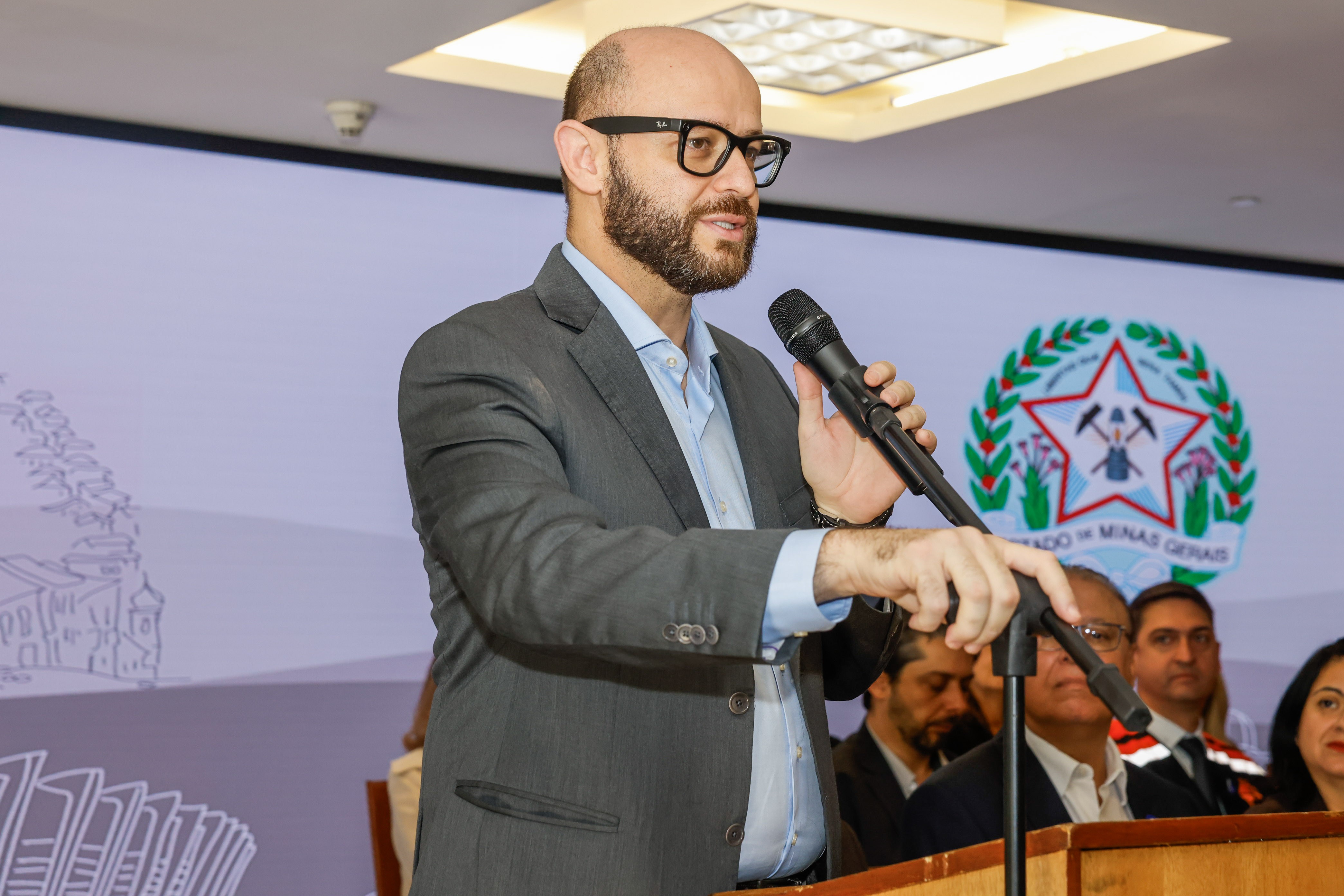 Governo diz que investigação da CGE motivou exoneração de ex-secretário de Educação de MG e nega decisão 'em comum acordo'