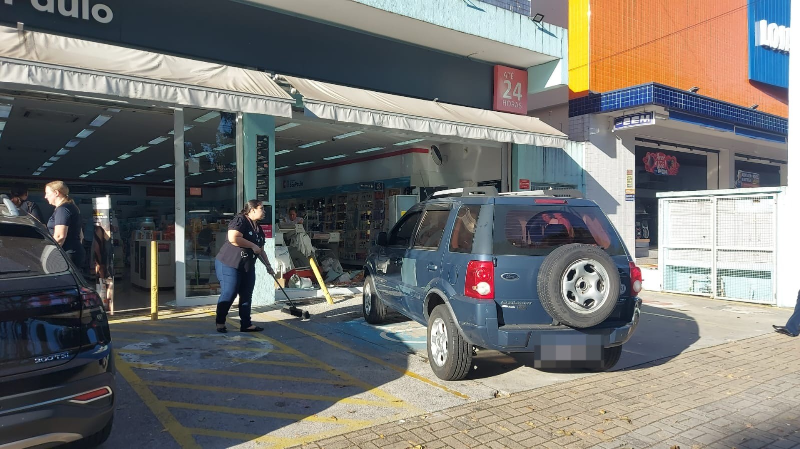 Motorista de 80 anos confunde pedais ao estacionar carro, pisa no acelerador e invade farmácia em São José dos Campos, SP
