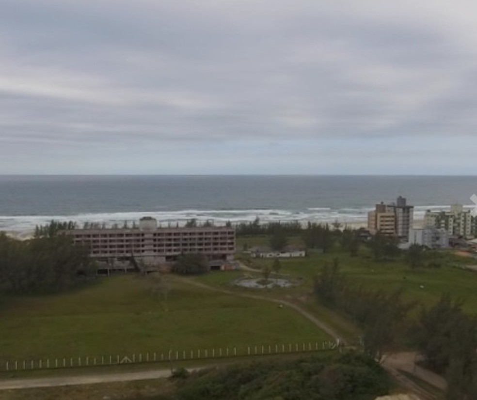 Hotel de luxo construído em praia de Santa Catarina vai a leilão por R$ 54 milhões — Foto: Schmitz Leiloeiros Oficiais/Divulgação