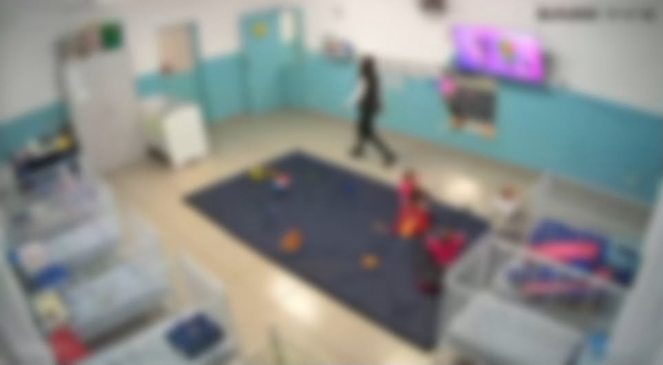 VÍDEO: câmera de creche flagra funcionária agredindo bebê de 6 meses em Cerquilho
