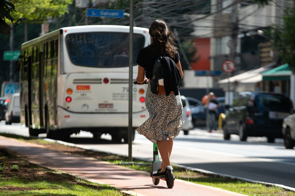 Patinete elétrico na Avenida Engenheiro Luís Carlos Berrini, em São Paulo — Foto: Marcelo Brandt/g1