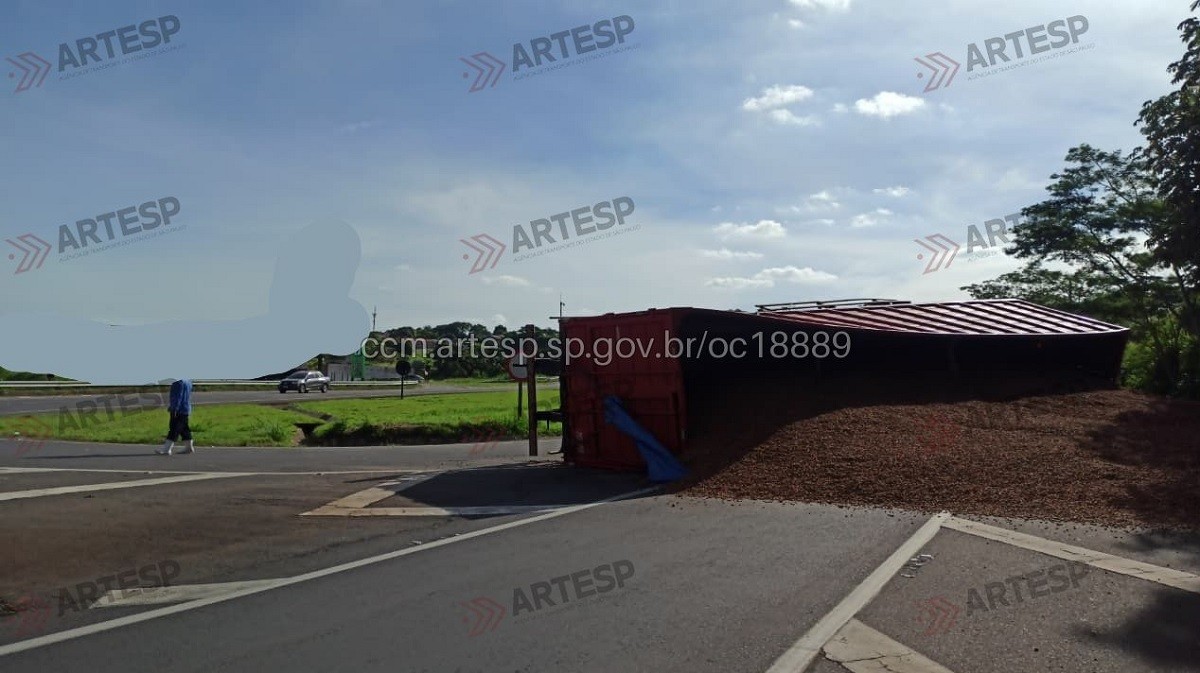 Carreta com amendoim tomba e espalha carga em rodovia de Pacaembu