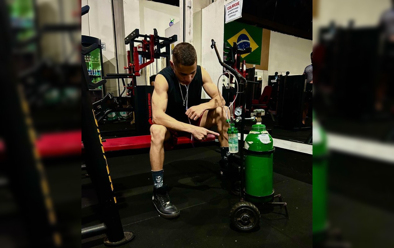 Jovem com fibrose cística compartilha rotina de treinos na academia acompanhado de cilindro de oxigênio e cateter nasal