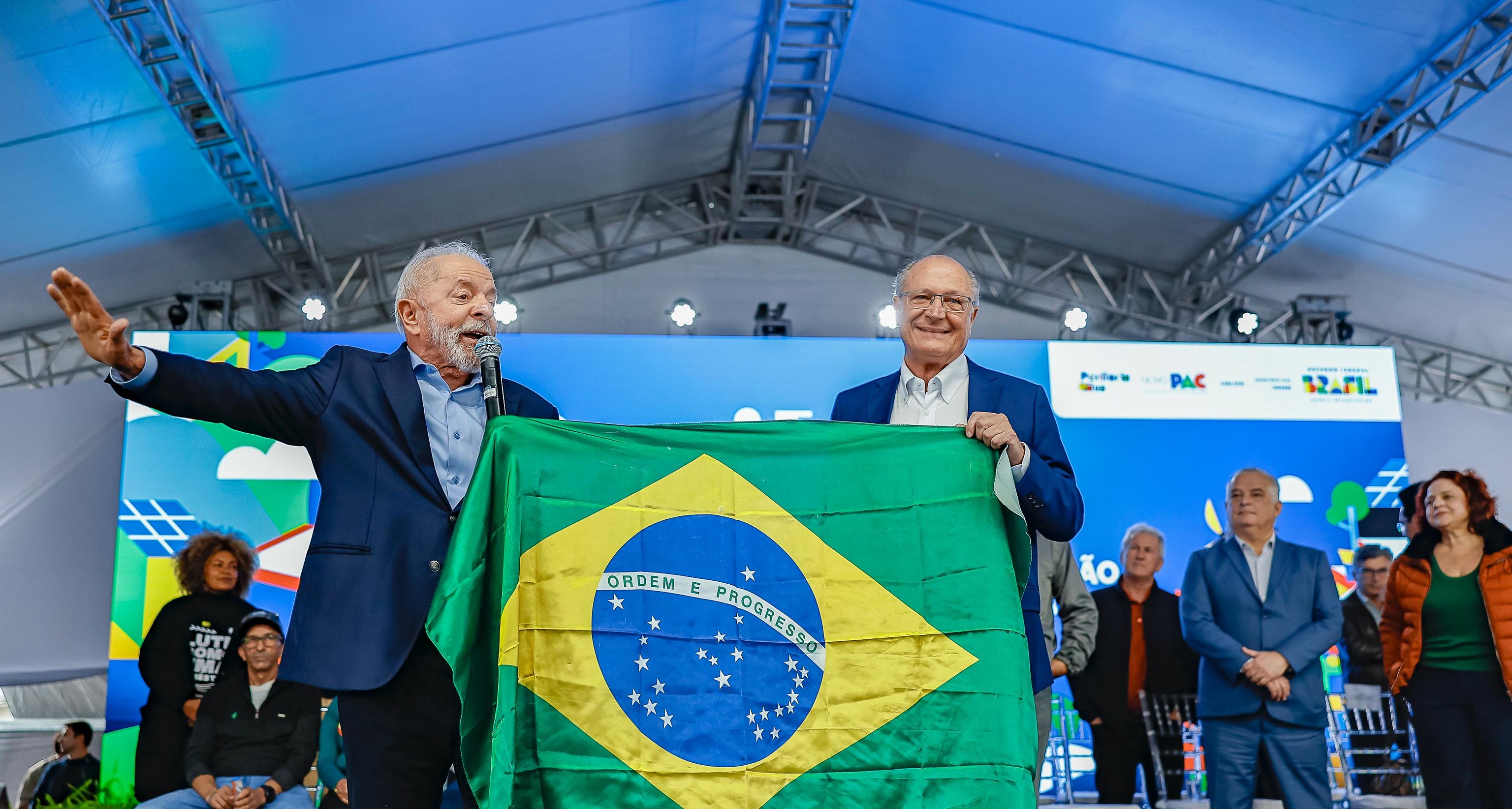 Senador que está nos EUA diz que chegou a hora de Lula ligar para Trump