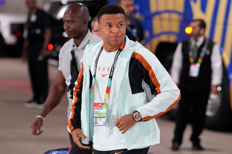 Mbappé chega para semifinal da Copa entre França e Espanha — Foto: Tony Gutierrez/AP
