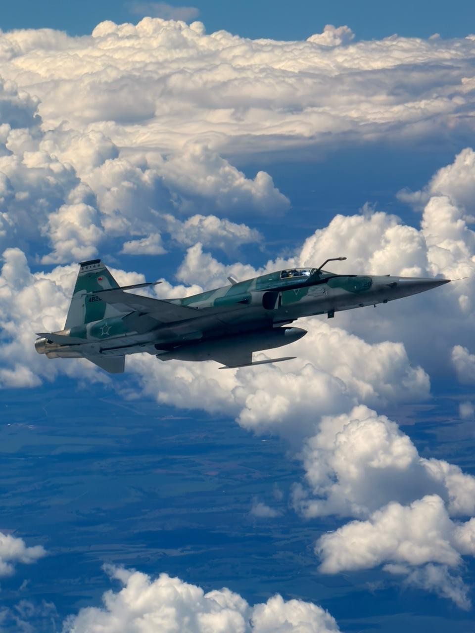 Passageira registra aproximação de caça da FAB durante voo particular: 'Parecia cena de filme'; VÍDEO