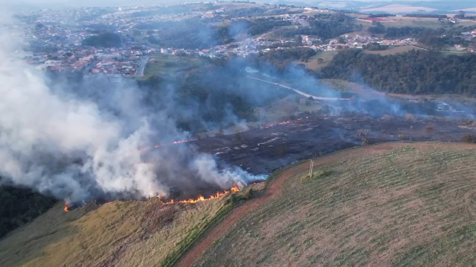 Incêndio atinge fazendas e leva 8 horas para ser contido em Itapeva