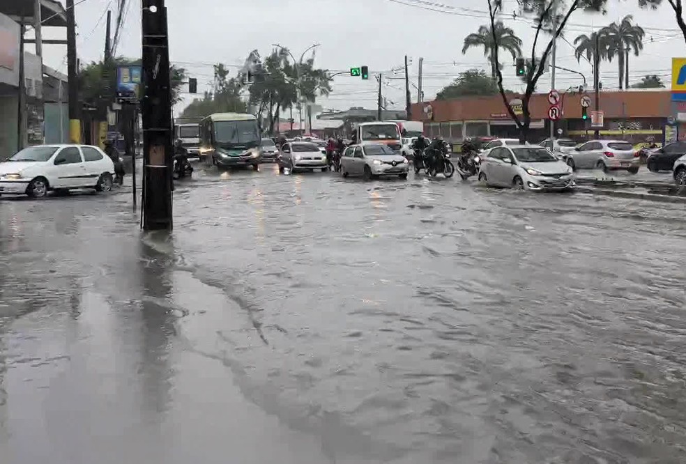 Avenida Abdias de Carvalho, na Zona Oeste do Recife, na manhã desta segunda-feira (26) — Foto: Reprodução/TV Globo