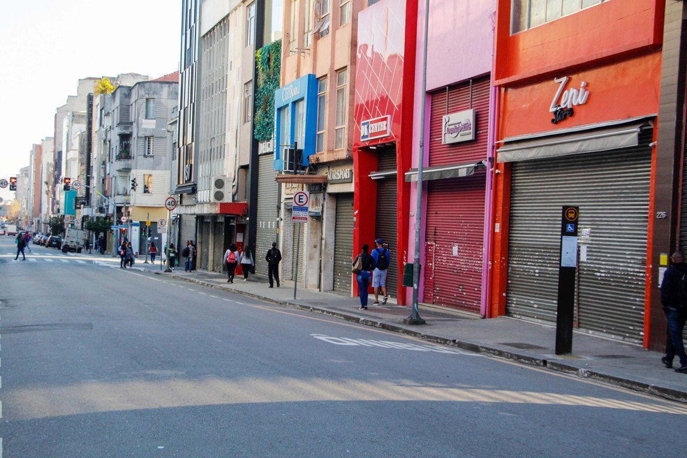Rua José Paulino com suas lojas fechadas em março de 2020, no início