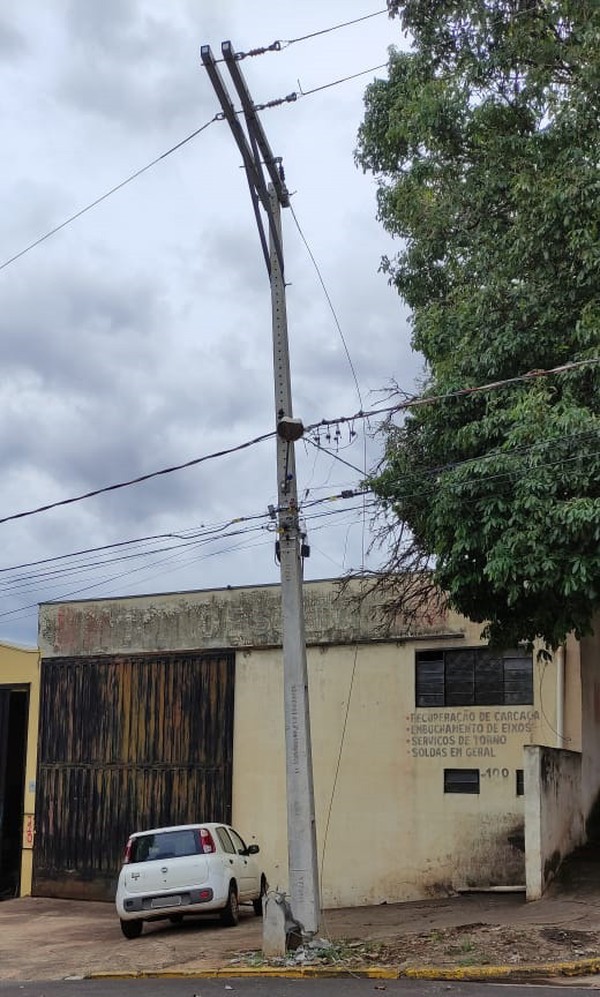 Carro colide em poste de energia elétrica na rua Acre - O que é