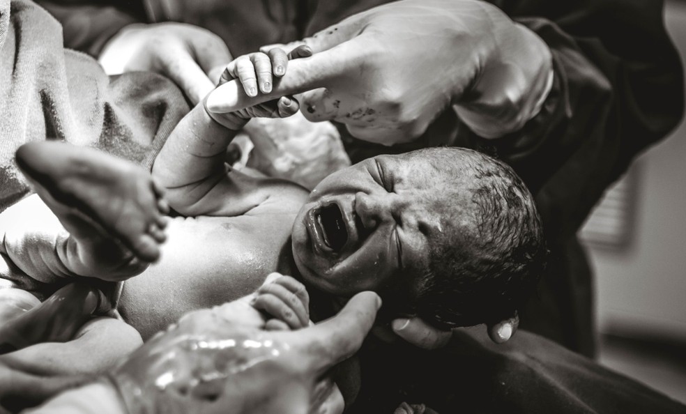Ainda dentro da barriga da mãe, bebê segura mão de médica em SC