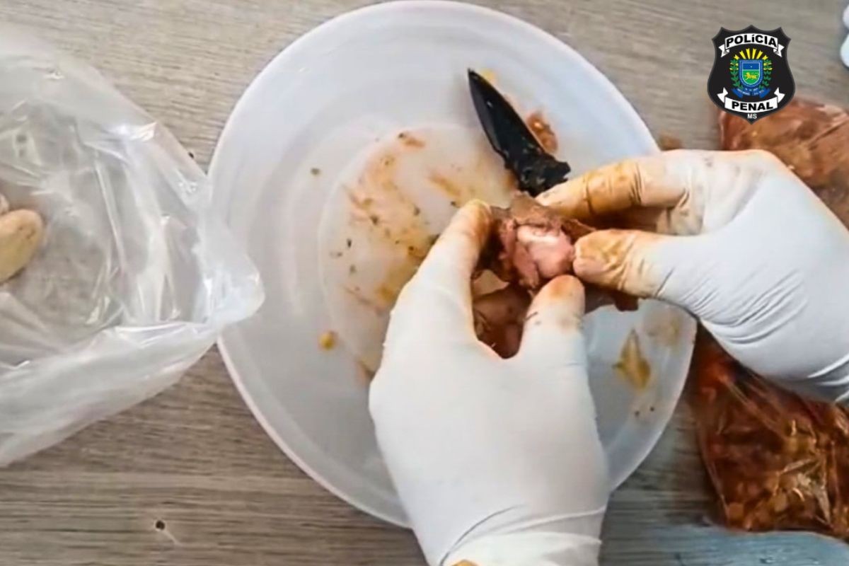Avó é presa ao levar cocaína escondida em carne de panela a neto em presídio de MS