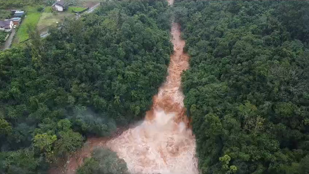 Força da água em cascata de Maratá — Foto: Maico Schmitt