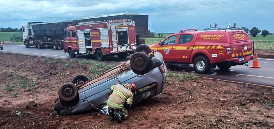 Carro ocupado por um casal capota na LMG-799, em Uberaba; esposa morre no local 