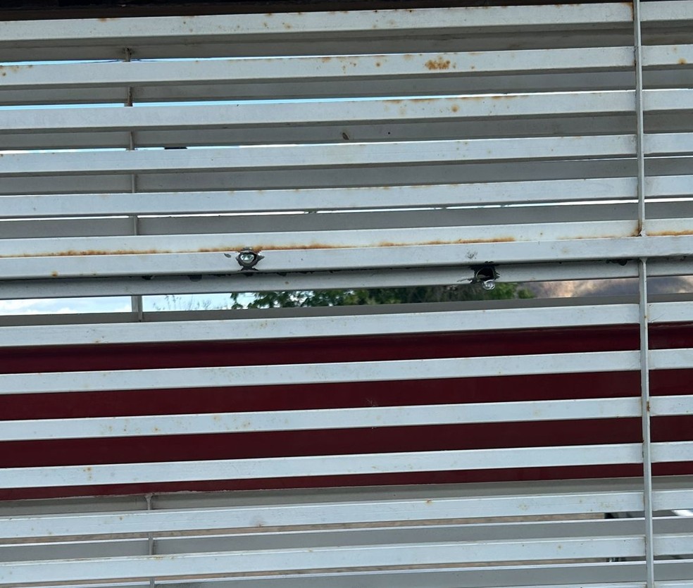 Marcas de bala no portal da residência do gerente bancário — Foto: Reprodução