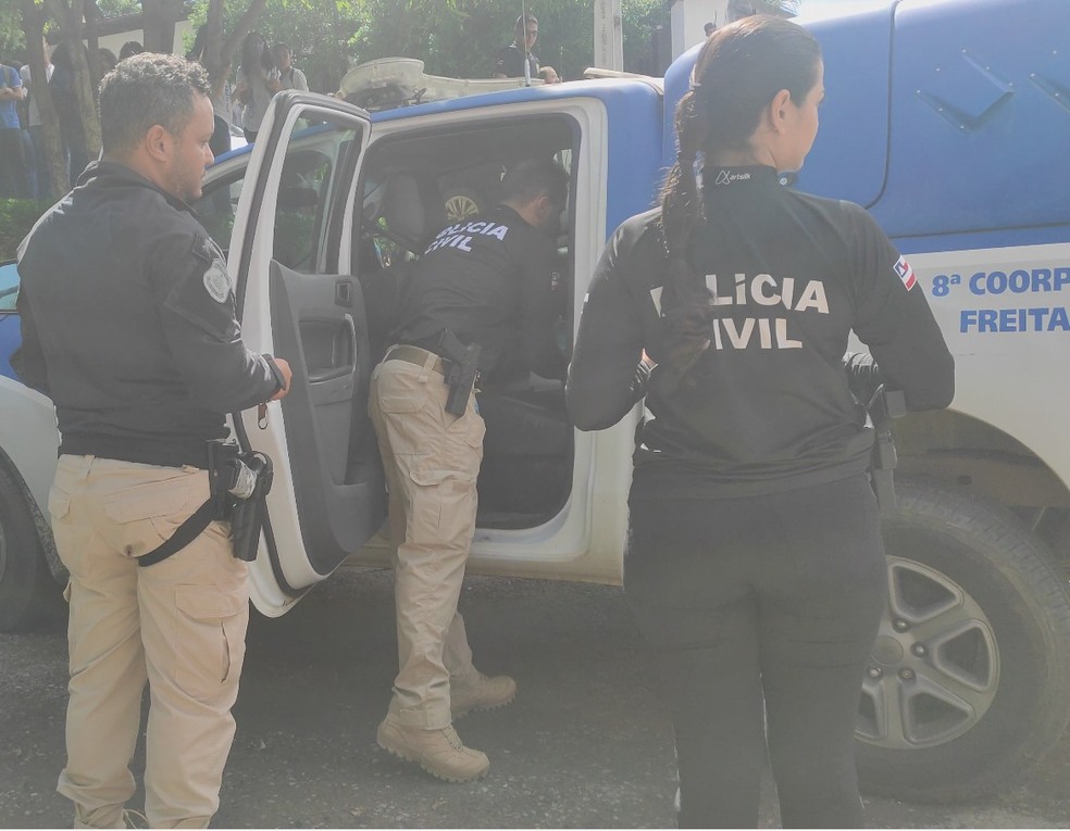 Policiais civis cumpriram mandado de busca e apreensão em unidade de ensino, em Itamaraju, no extremo sul do estado, — Foto: Reprodução/Namam Falcão
