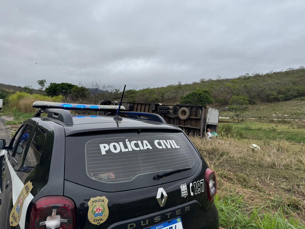 Polícia impede saque de carga após tombamento de caminhão na BR-116 e prende suspeito 