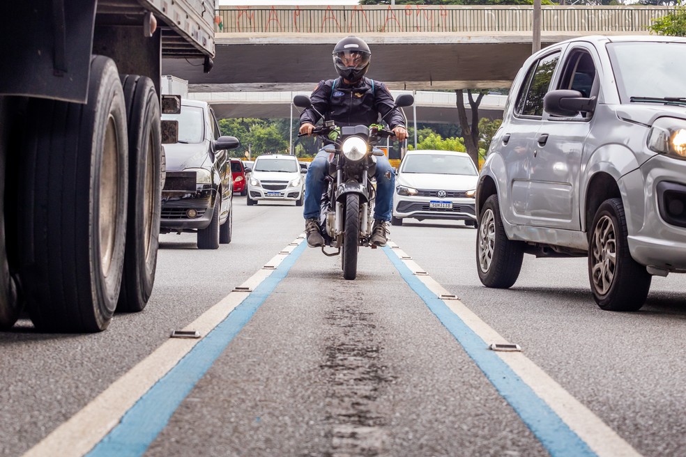 Vereador propõe implantar Faixa Azul para motociclistas em Santos, SP | G1