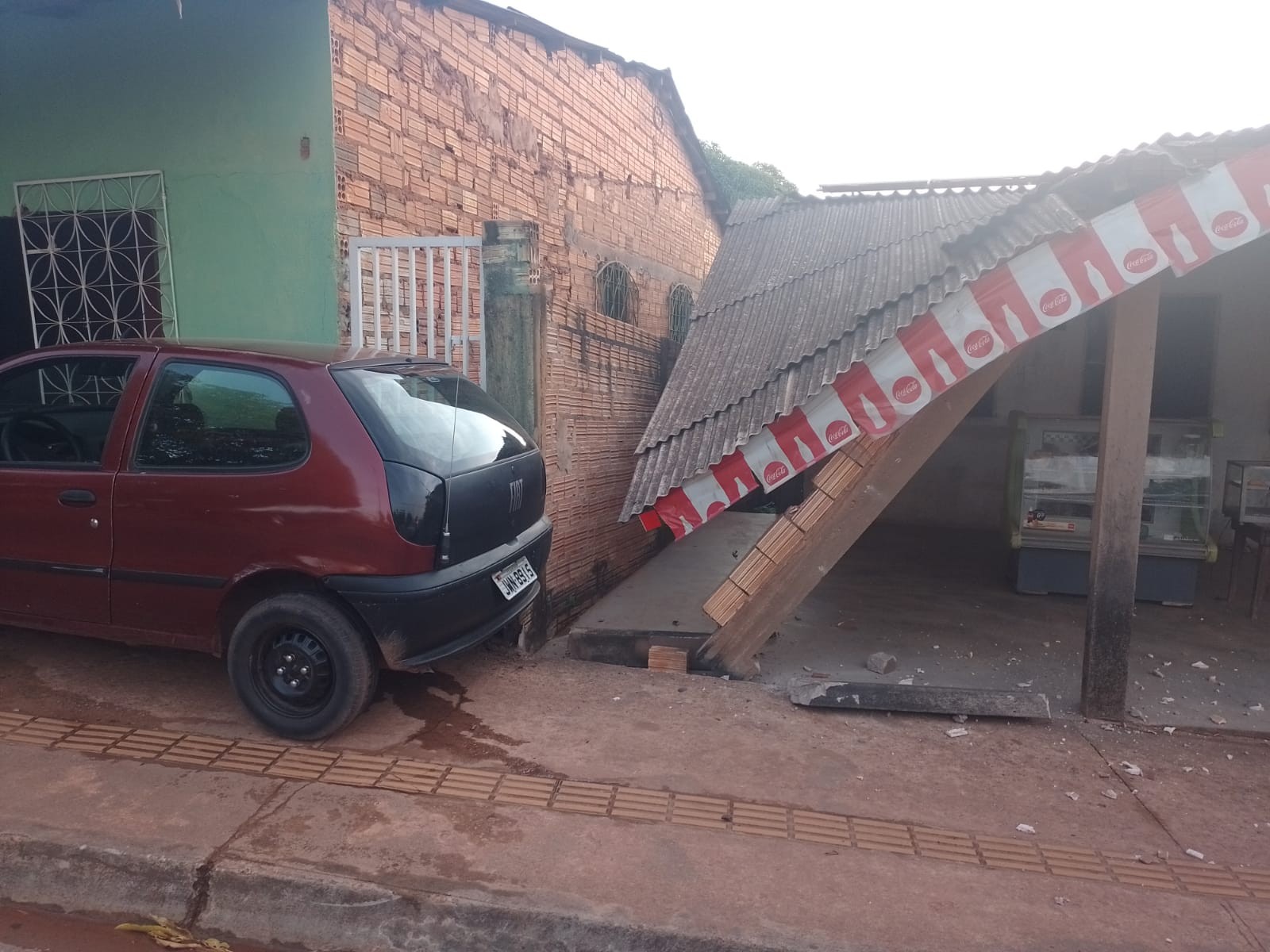 Motorista embriagado perde controle da direção e carro invade residência em Santarém