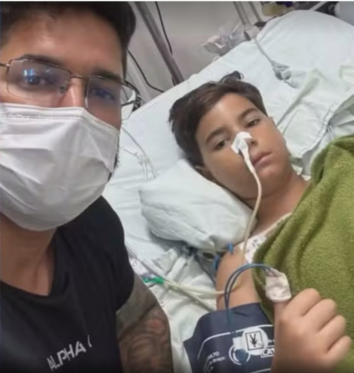 Criança que teve perna amputada após mordida de tubarão tem alta do hospital mais de um mês depois