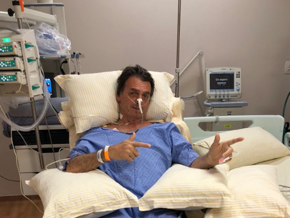 Foto postada por filho de Jair Bolsonaro mostra candidato sentado em poltrona do Hospital Albert Einstein, em São Paulo — Foto: Reprodução/Twitter/Flavio Bolsonaro