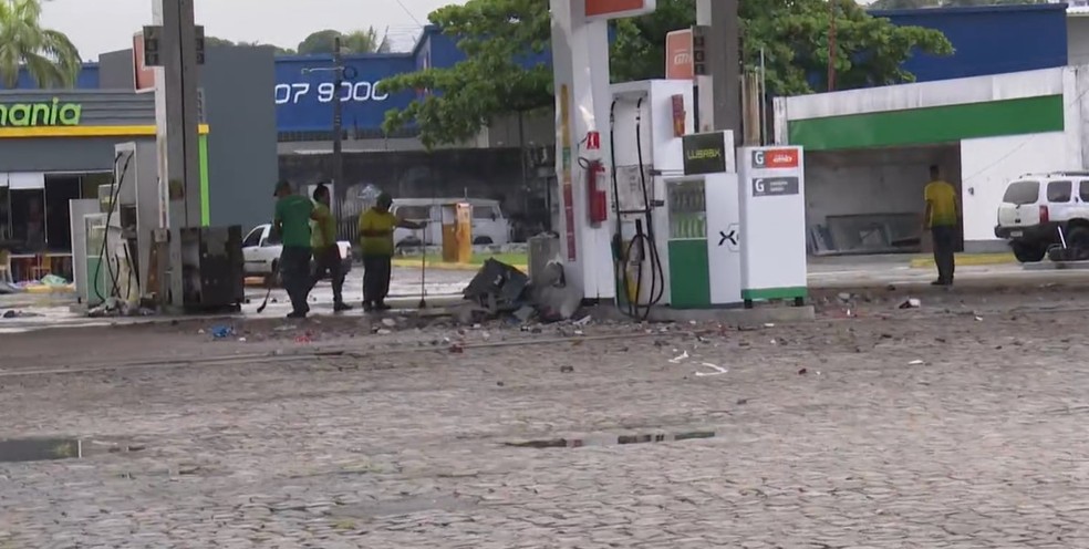Suspeitos explodem posto de combustíveis em João Pessoa — Foto: Reprodução / TV Cabo Branco