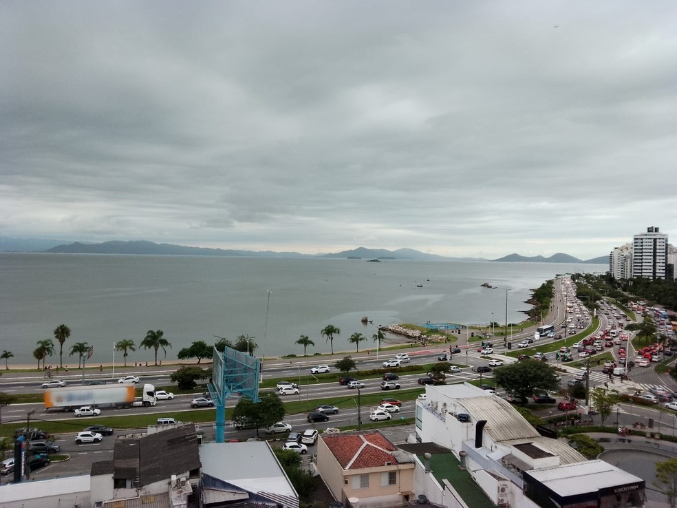 Céu com nuvens na Avenida Beira-mar Norte, em Florianópolis — Foto: Joana Caldas/g1