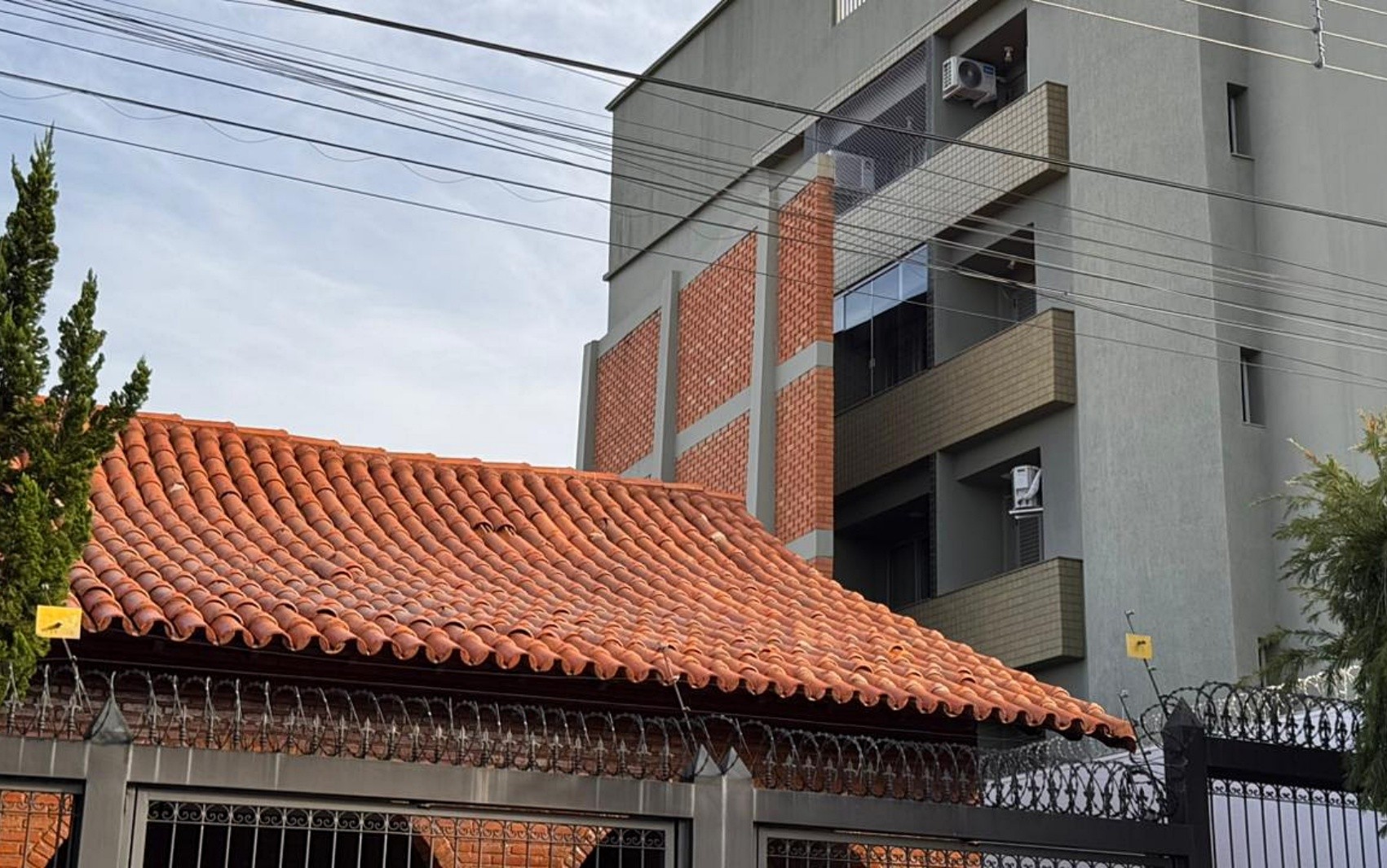 Muro gigante de casa que bloqueia visão de prédio ao lado em MG viraliza nas redes; conheça história | G1