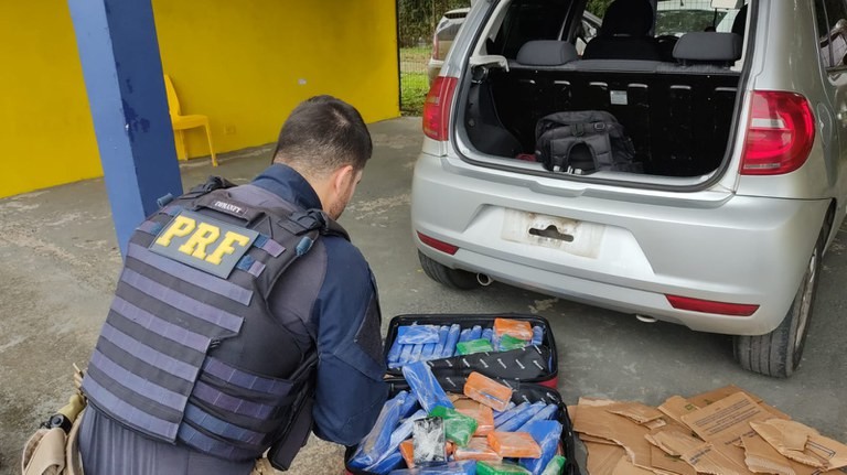 Motorista de app e passageiro são presos em rodovia de SP com carro furtado e 34 kg de drogas na mala