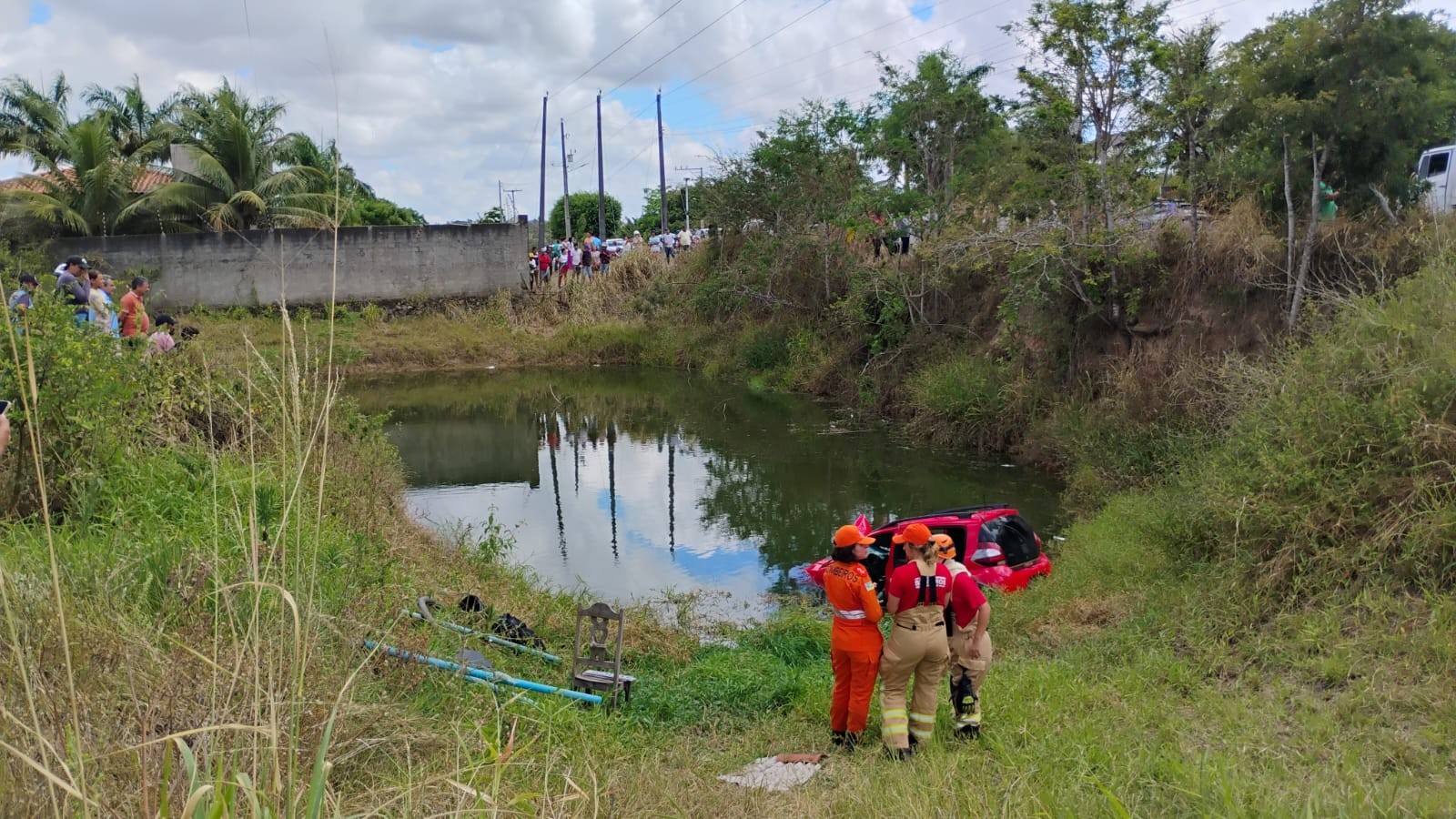Bombeiros fazem buscas por vítima de acidente com carro em açude em Moita Bonita
