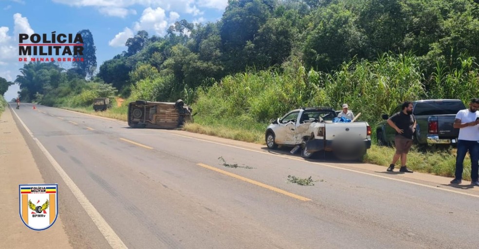 Batida entre caminhonetes deixa dois motoristas feridos na MGC-491, entre Paraguaçu e Alfenas, MG — Foto: Polícia Militar Rodoviária