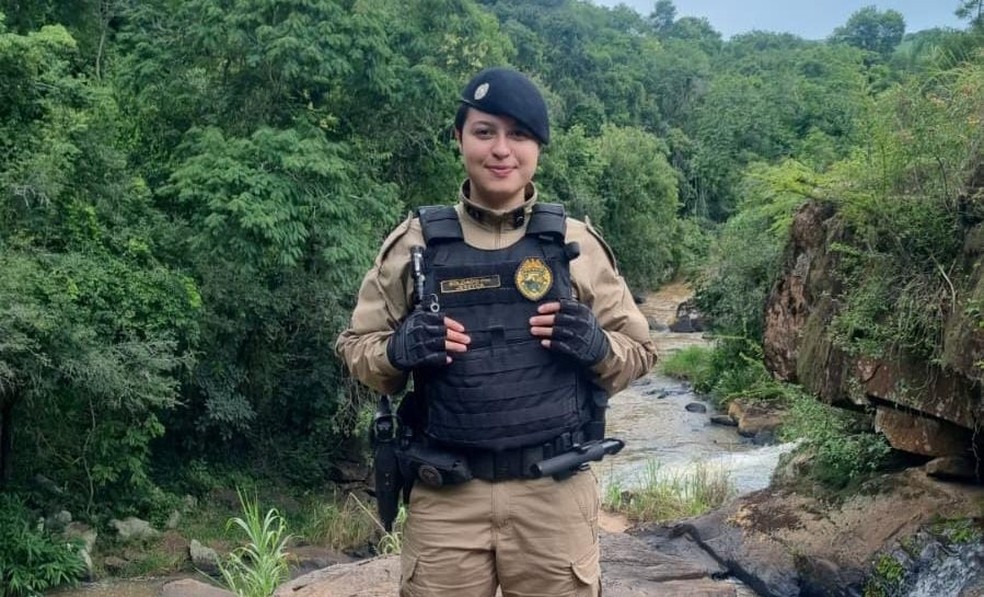 Jéssyca Layla Calmon dos Santos, de 26 anos, morreu após motorista bêbado bater contra a moto que ela pilotava — Foto: PMPR
