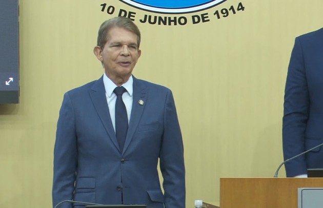 General Silva e Luna, novo prefeito de Foz do Iguaçu, é empossado; veja lista de novos vereadores