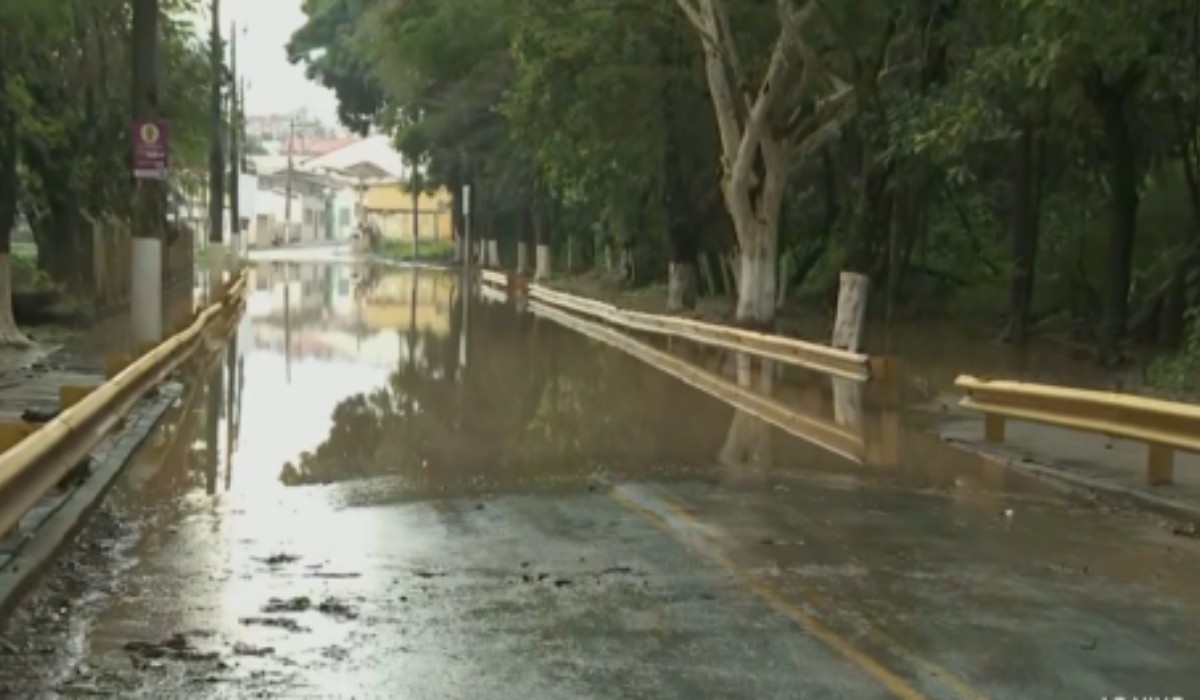 Rio Capivari transborda em Monte Mor após chuva superar média esperada para todo o mês