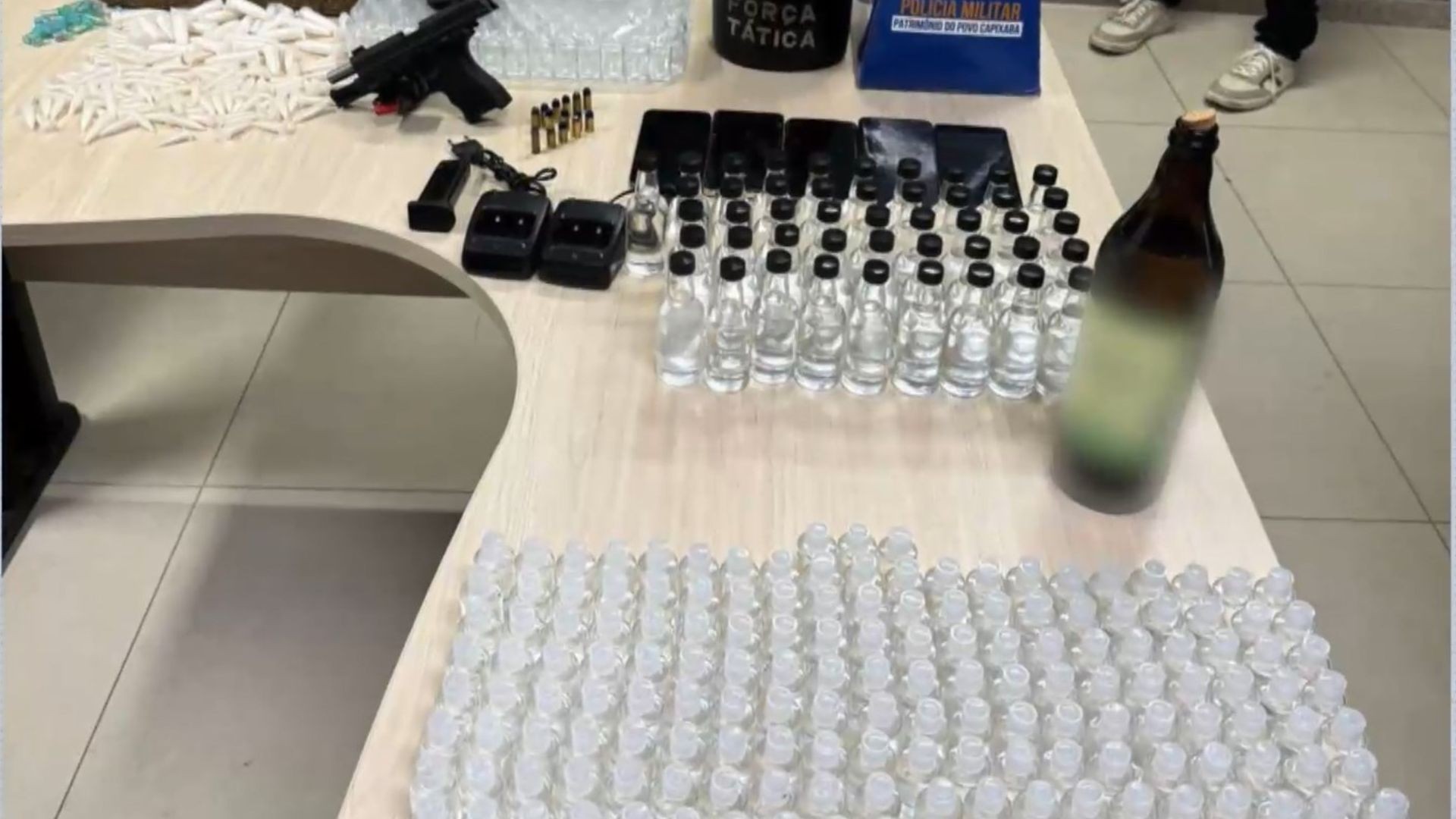 Sócia de distribuidora de bebidas é presa após PM encontrar loló dentro de garrafa de cachaça em Cariacica
