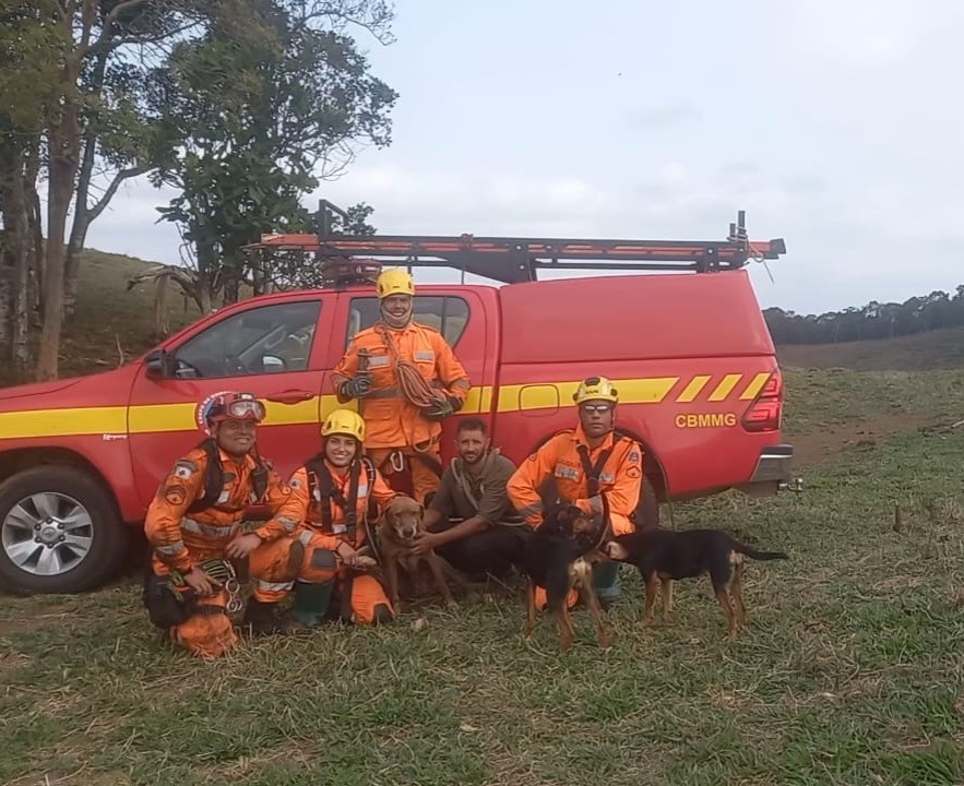 Bombeiros escalam montanha e percorrem trilhas para resgatar cachorro desaparecido há 5 dias em paredão rochoso em MG