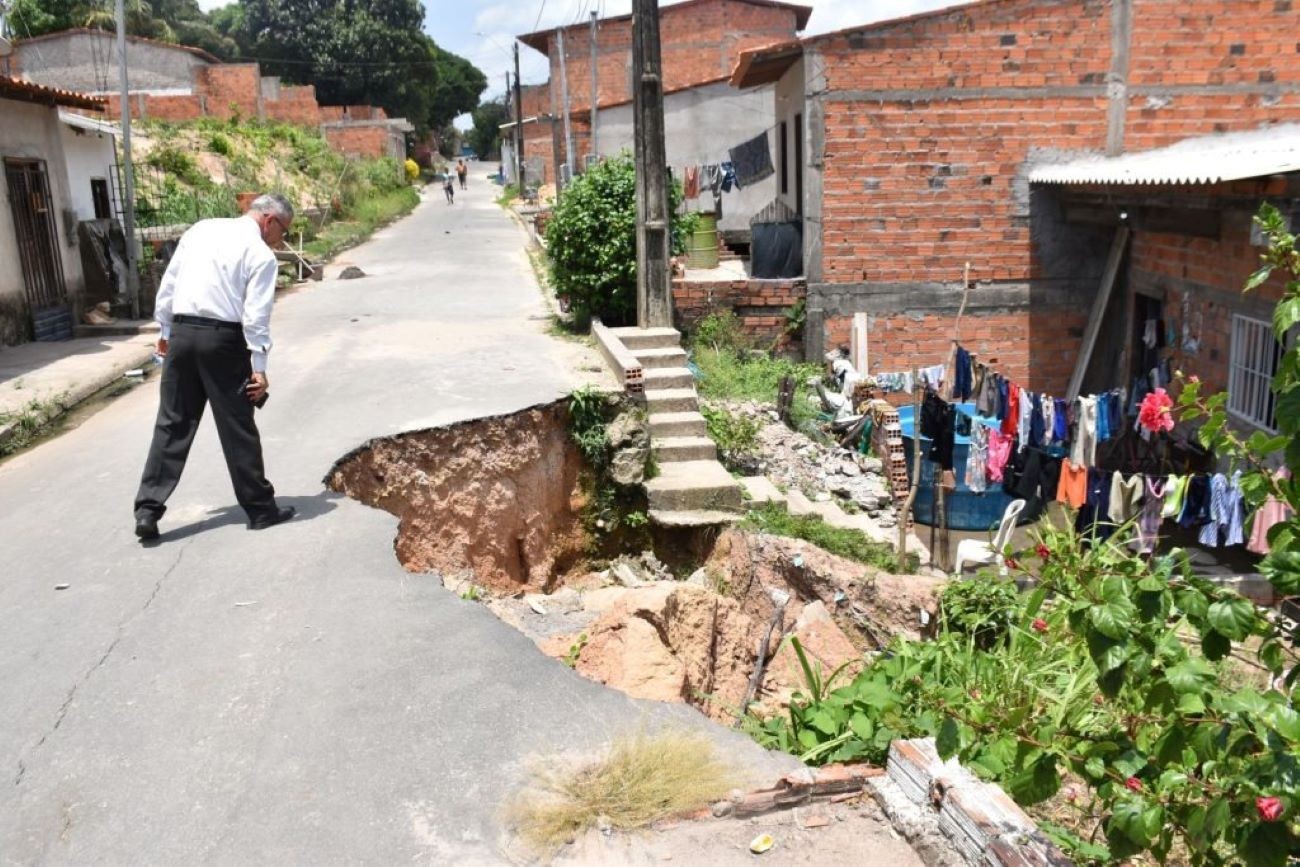 Crateras avançam na Avenida do Alto da Esperança em São Luís e ameaçam cortar via