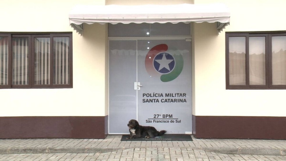 Stevi na frente do 27º Batalhão da PM, local que o acolheu — Foto: NSC TV/Reprodução