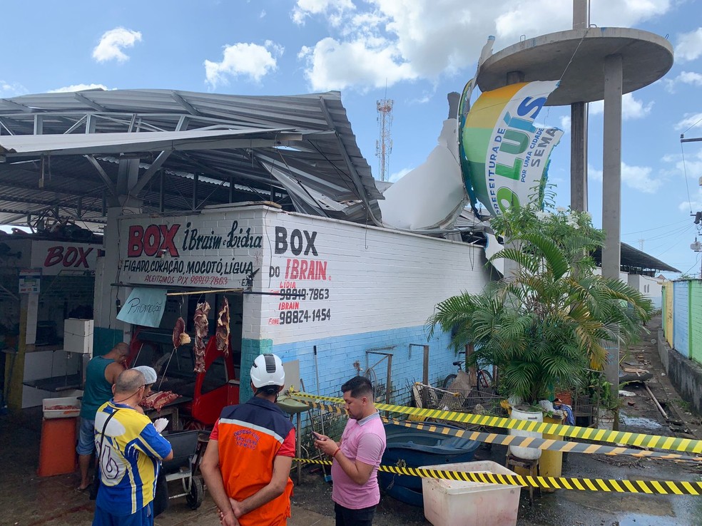 Caixa d'água desaba em feira de São Luís — Foto: Paulo Soares/Grupo Mirante