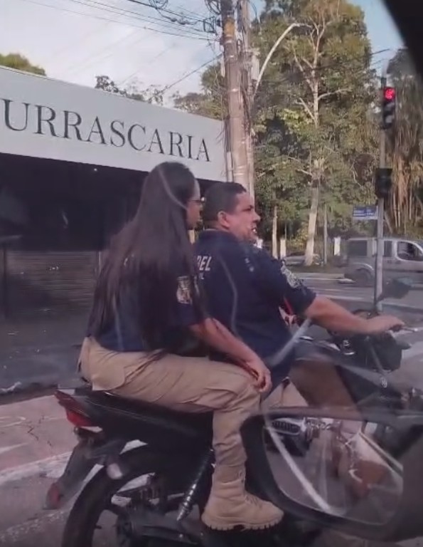 VÍDEO: Servidores são flagrados sem capacete em moto sem placa e usando uniforme de agente de trânsito em Belém