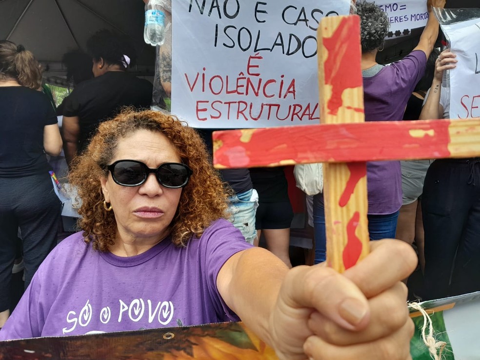 Mulheres protestam contra feminicídios em Brasília — Foto: Josualdo Moura/TV Globo